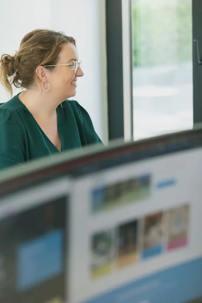 Nathalie achter haar bureau